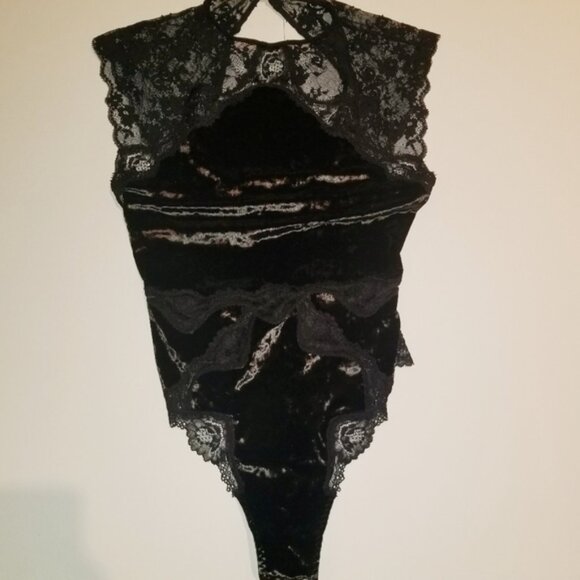 VS M VERY SEXY VELVET TEDDY BODYSUIT LINGERIE HIGH NECK CHANTILLY LACE - Picture 4 of 5
